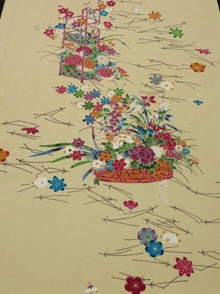 Photo1: 2Z05z90 Japanese Kimono Crepe Silk  FABRIC Light cream Flower arrangement 62.2" (1)