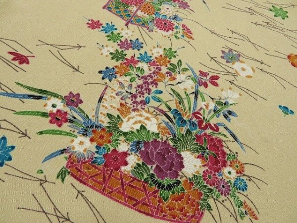 Photo2: 2Z05z90 Japanese Kimono Crepe Silk  FABRIC Light cream Flower arrangement 62.2" (2)