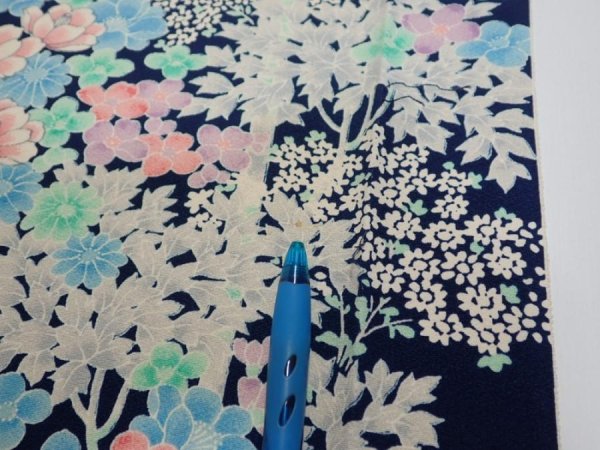 Photo7: 4H04z90  Japanese Kimono Silk  FABRIC Flowers Dark navy 63.8x14.6 (7)