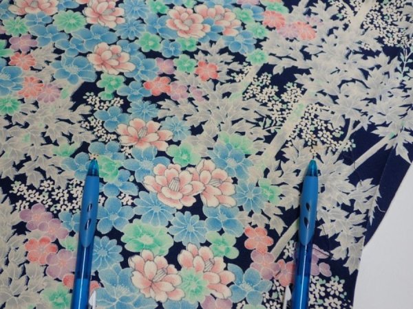 Photo8: 4H04z90  Japanese Kimono Silk  FABRIC Flowers Dark navy 63.8x14.6 (8)