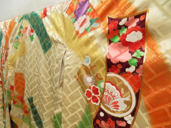 Photo2: 5511T04z1200 Vintage Japanese Kimono Silk FURISODE  Sand beige (2)