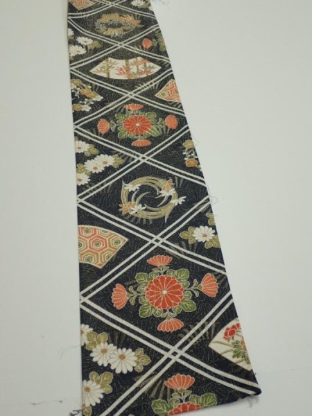 Photo2: 1L08z40  Japanese Kimono Silk  FABRIC Flowers Dark navy 55.9x7.1 (2)