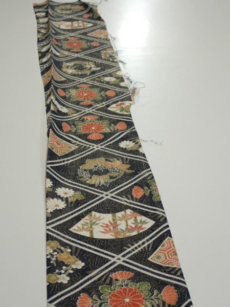 Photo3: 1L08z40  Japanese Kimono Silk  FABRIC Flowers Dark navy 55.9x7.1 (3)