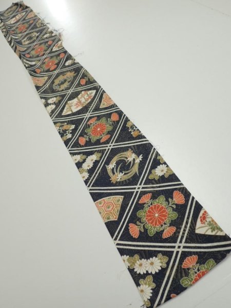 Photo5: 1L08z40  Japanese Kimono Silk  FABRIC Flowers Dark navy 55.9x7.1 (5)