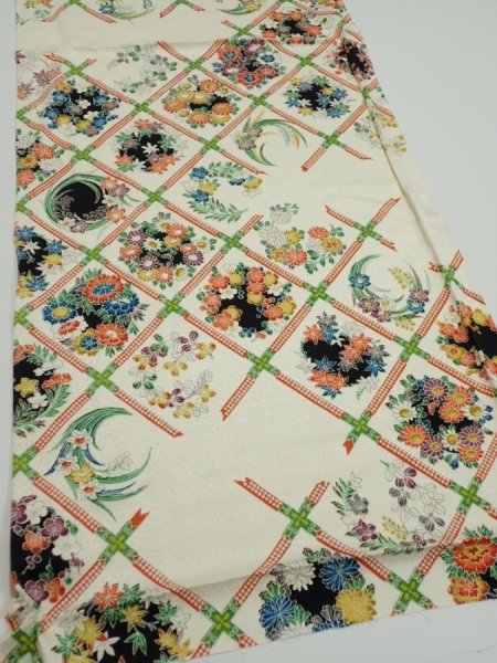 Photo2: 4B01z60  Japanese Kimono Silk  FABRIC Flowers Off-white 40.9x14.4 (2)