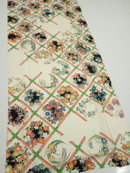 Photo2: 4B04z100  Japanese Kimono Silk  FABRIC Flowers Off-white 66.1x14.4 (2)