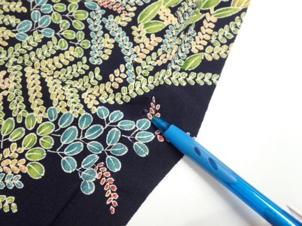 Photo6: 4B01z60  Japanese Kimono Silk  FABRIC Flowers Dark navy 42.1x14.6 (6)