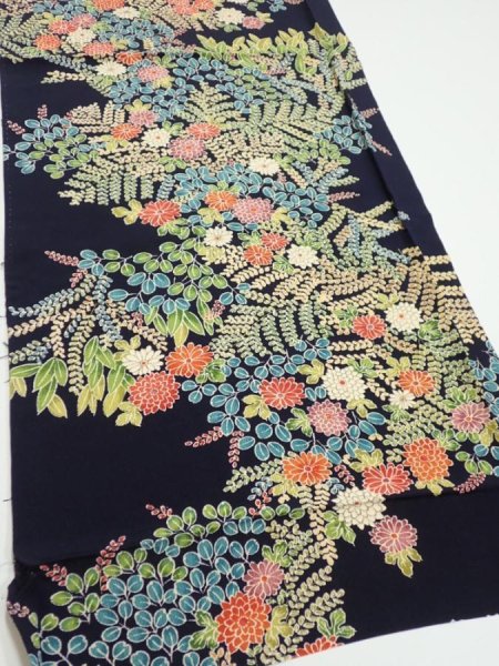Photo2: 4B02z60  Japanese Kimono Silk  FABRIC Flowers Dark navy 41.7x14.6 (2)