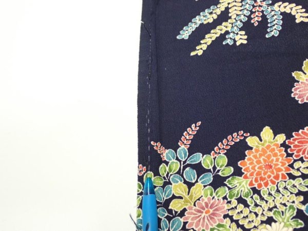 Photo6: 4B06z90  Japanese Kimono Silk  FABRIC Flowers Dark navy 62.2x14.6 (6)