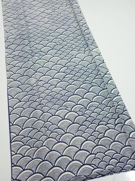 Photo2: 2H06z70  Japanese Kimono Silk  FABRIC Seigaiha Off-white 64.6x14.0 (2)