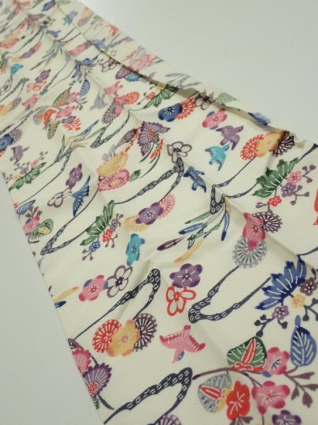 Photo2: 1B08z30  Japanese Kimono Silk  FABRIC Flowers Off-white 33.1x7.3 (2)