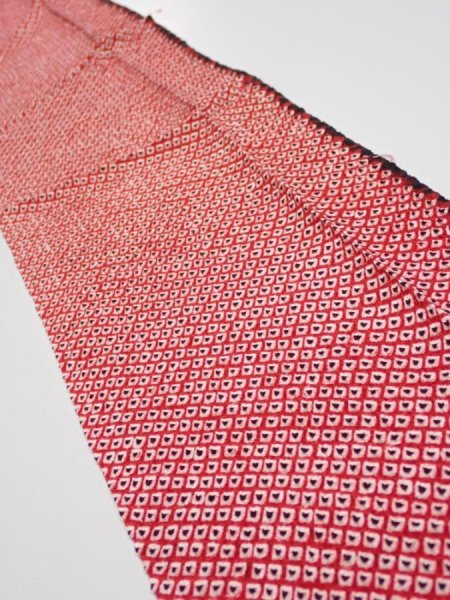 Photo2: 1i10z30  Japanese Kimono Silk SHIBORI FABRIC  Red Off-white 38.6x6.7 (2)